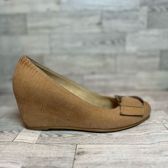 Stuart Weitzman tan embossed wedges with tortoise shell accent buckle size 7.5 - Picture 12 of 16